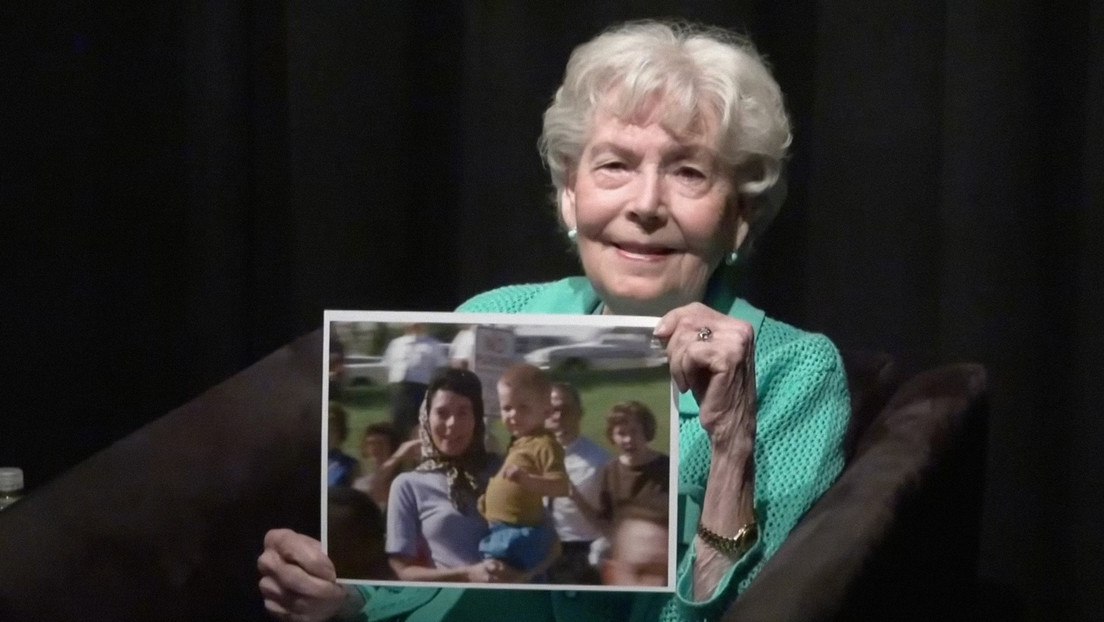 Revelan identidad de la misteriosa mujer del video del asesinato de JFK 62 años después