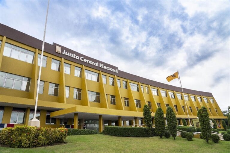 Diputados discrepan tras suspensión por la JCE de restricciones a encuestas electorales