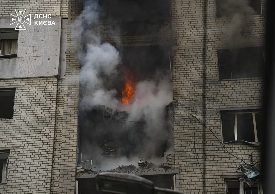 Tres muertos al impactar un dron ruso junto a un edificio de oficinas en Kiev en pleno día