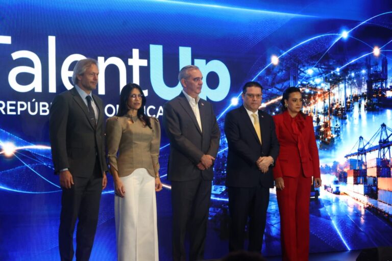Sanz Lovatón anuncia 15 mil becas para la formación de talentos