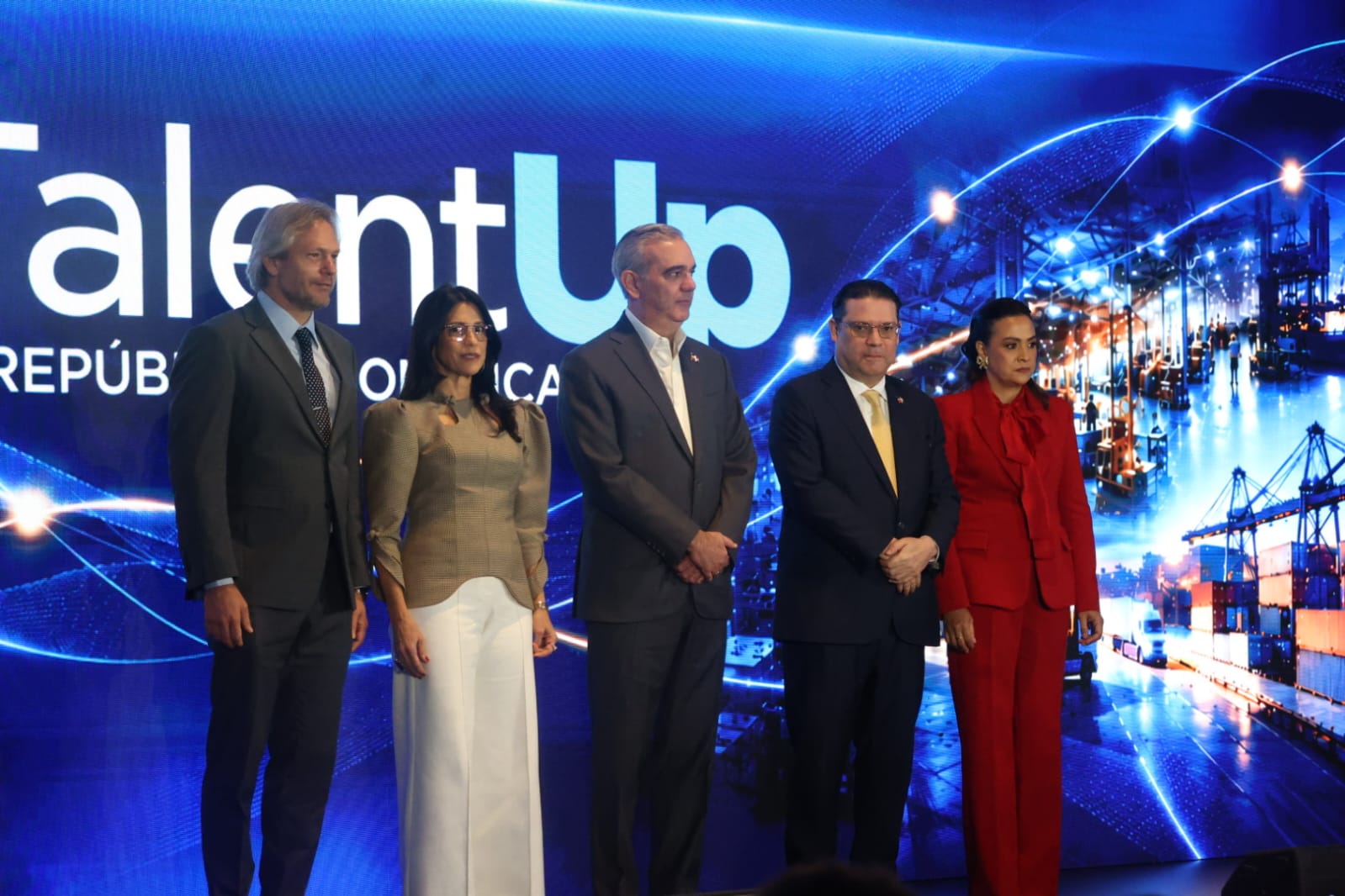 Sanz Lovatón anuncia 15 mil becas para la formación de talentos