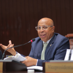 Alfredo Pacheco denuncia aumento de su factura eléctrica