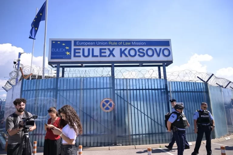Atacan la sede de la misión civil de la UE en Pristina tras condenas de líderes kosovares