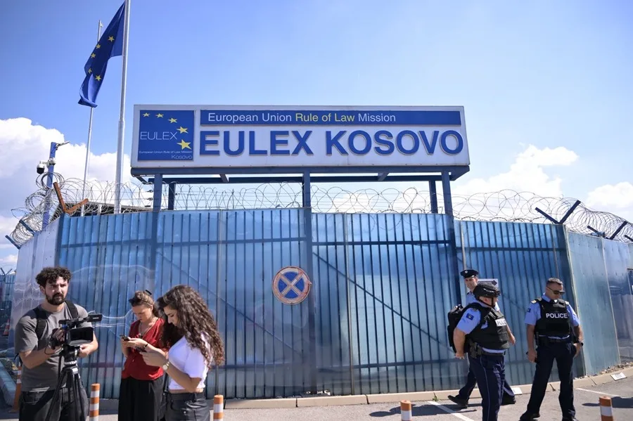 Atacan la sede de la misión civil de la UE en Pristina tras condenas de líderes kosovares