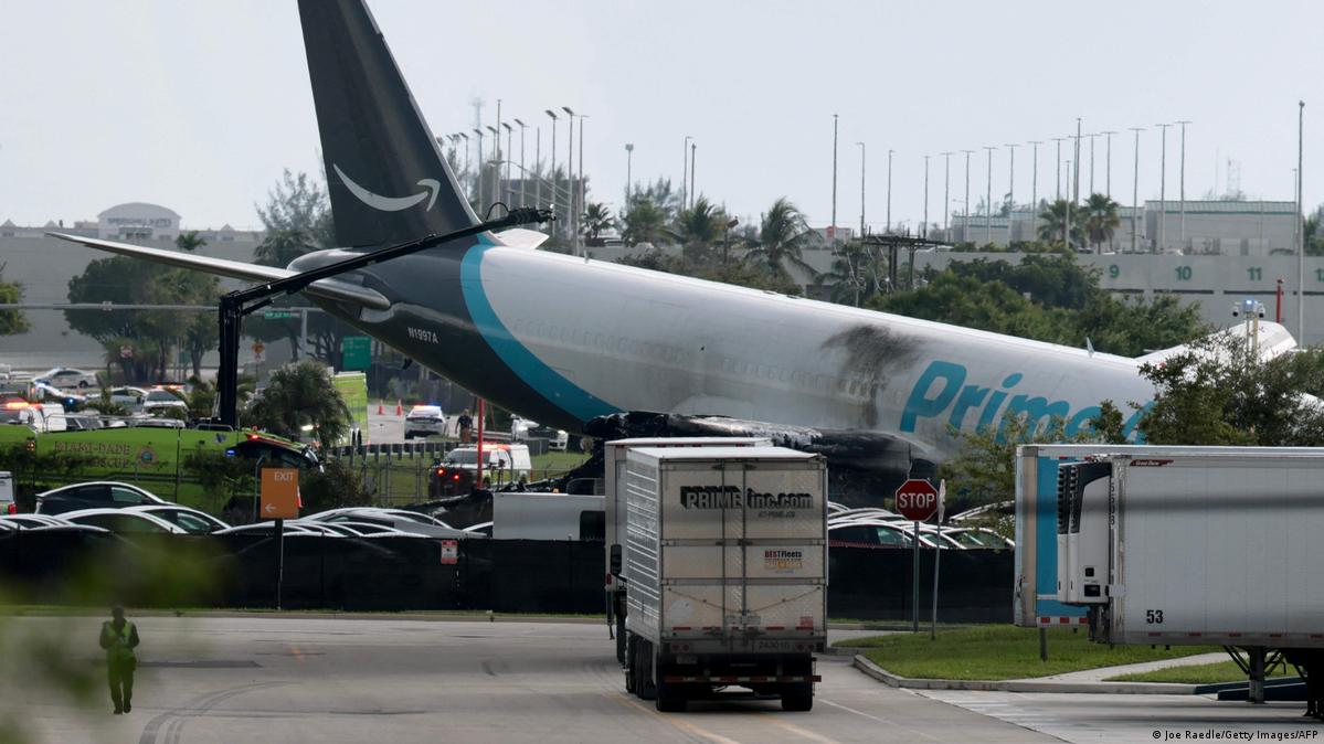 Varios vuelos fueron desviados del aeropuerto de Miami a Puerto Rico por accidente al estrellarse un avión de Amazon, con cinco fallecidos