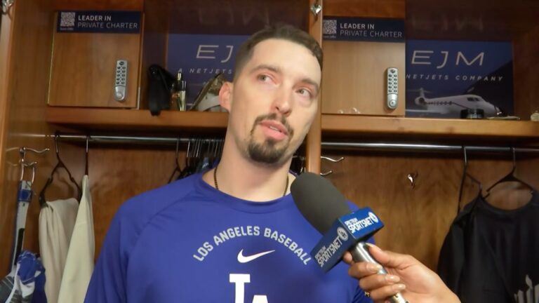 El lanzador zurdo de Los Dodgers, Blake Snell abandonó el partido del miércoles debido a una rigidez en la ingle izquierda