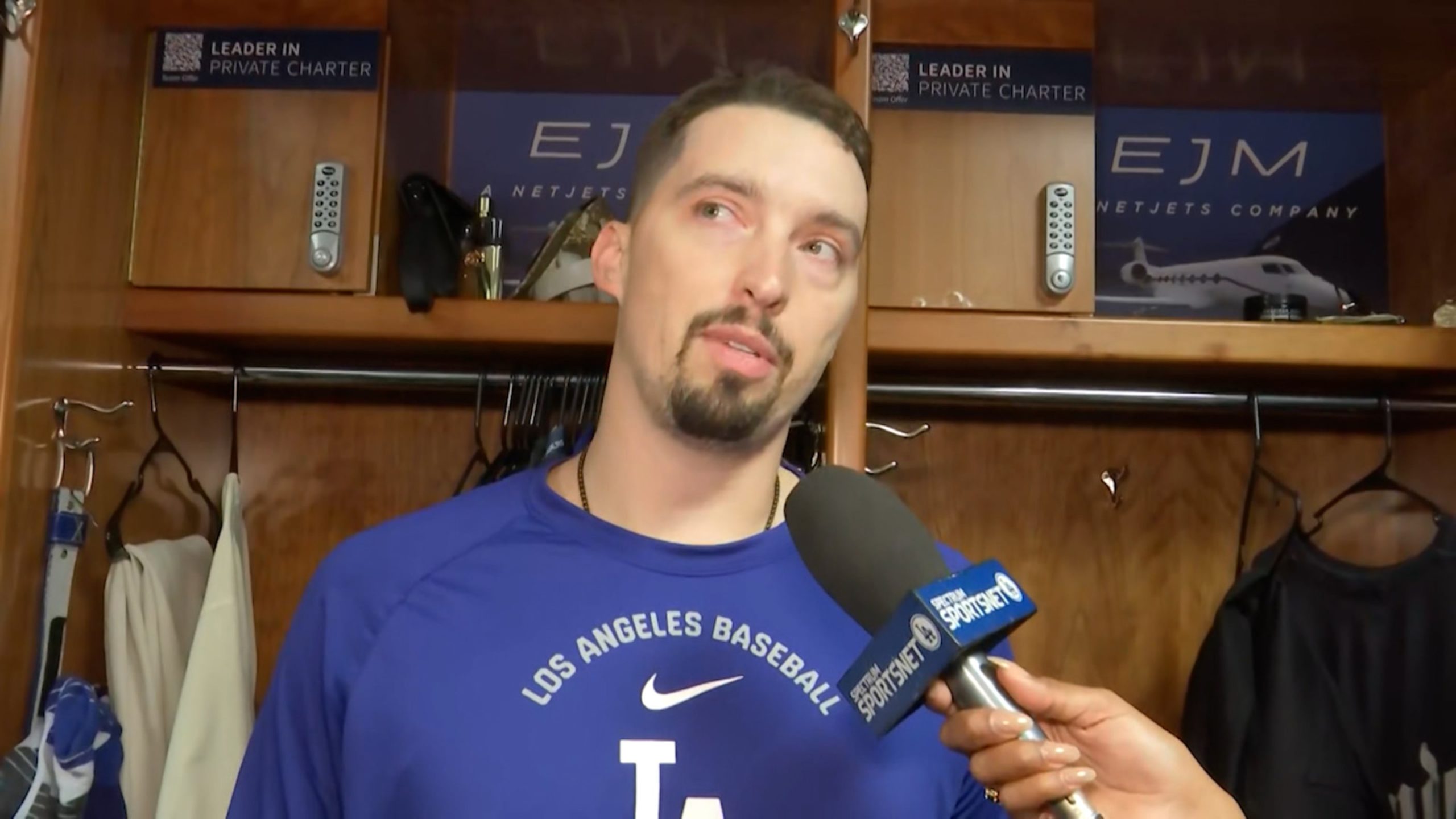 El lanzador zurdo de Los Dodgers, Blake Snell abandonó el partido del miércoles debido a una rigidez en la ingle izquierda