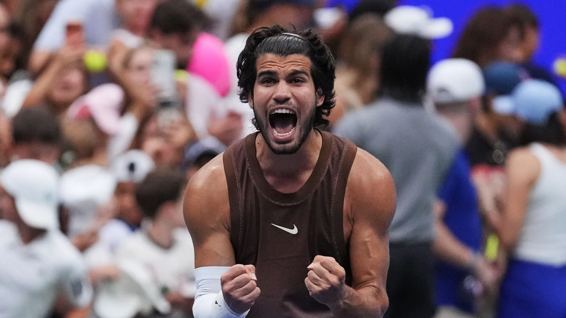 El español Carlos Alcaraz regresó con un triunfo ante el ruso Roman Safiullin en el Abierto de Tenis de los Estados Unidos