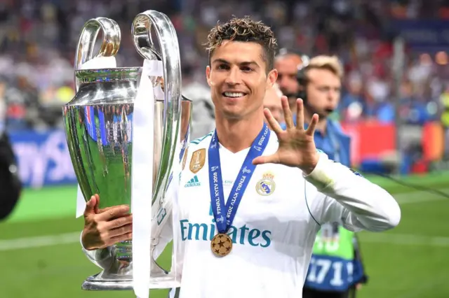 El portugués Cristiano Ronaldo es el deportista mejor pagado del mundo en 2026 con ingresos que rondan los 300 millones de dólares según la revista Forbes
