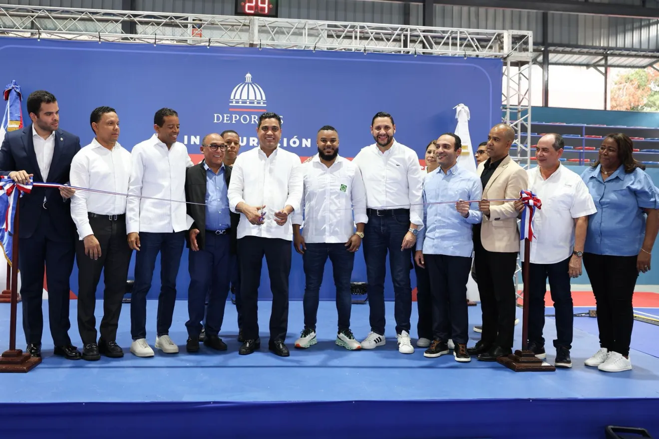 El ministro de Deportes entrega el reconstruido techado del Club General Antonio Duvergé, en el sector Honduras, DN