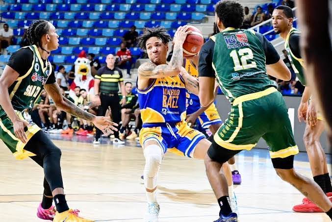 El club Mauricio Báez derrotó al conjunto de San Carlos en la apertura del Torneo de Baloncesto Superior del Distrito Nacional