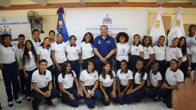 El Instituto Nacional de Educación Física entregó utilería deportiva y reacondicionó canchas en 30 centros educativos del Gran Santo Domingo y San Cristóbal