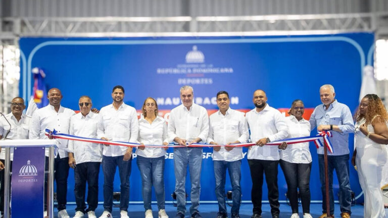 El presidente Luis Abinader y el ministro de Deportes Kelvin Cruz entregaron un moderno techado multiuso en Haina