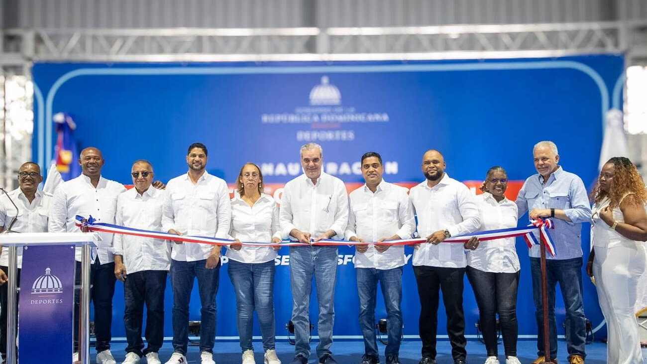 El presidente Luis Abinader y el ministro de Deportes Kelvin Cruz entregaron un moderno techado multiuso en Haina