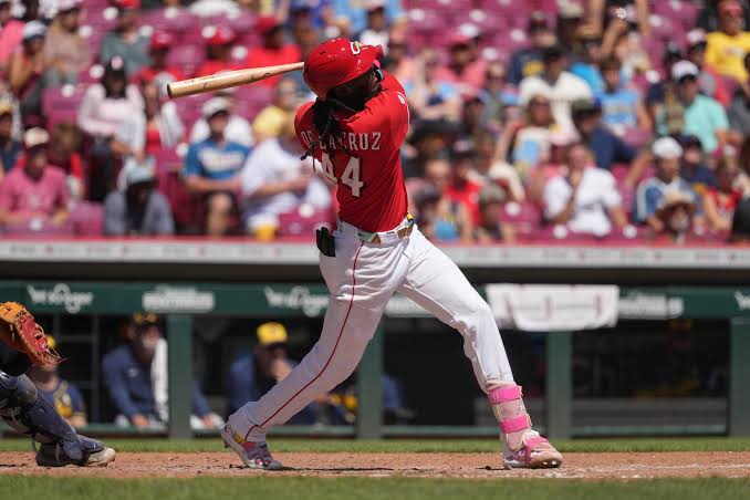 Elly De La Cruz conectó un jonrón y empujó cuatro carreras en la victoria de los Rojos de Cincinnati ante los Cervceros de Milwaukee