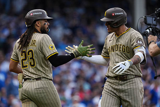Los dominicanos Manny Machado y Fernando Tatis Jr. conectaron de cuadrangular en la victoria de los Padres de San Diego ante los Rockies de Colorado