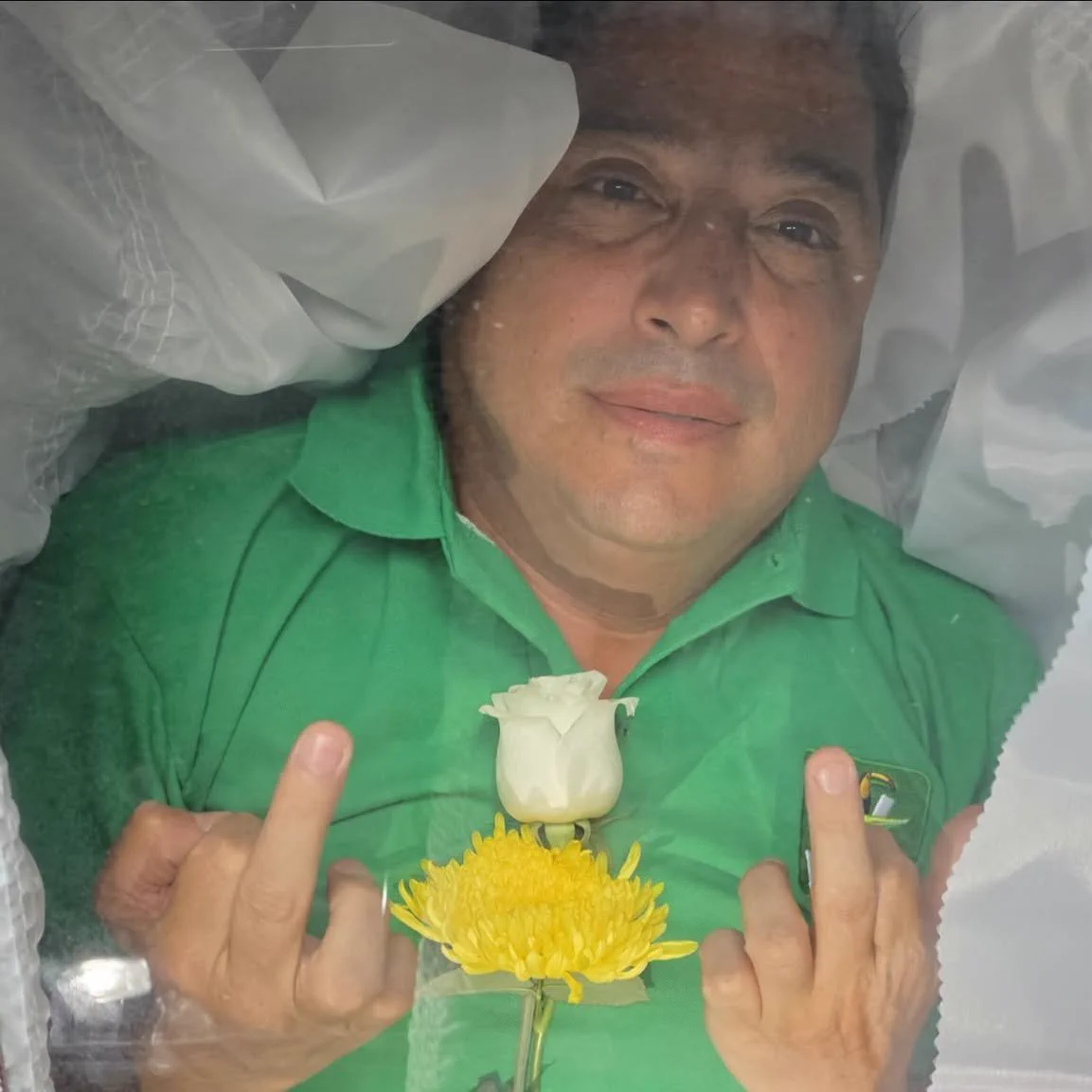 Político mexicano anuncia su regreso con inesperada aparición desde un ataúd