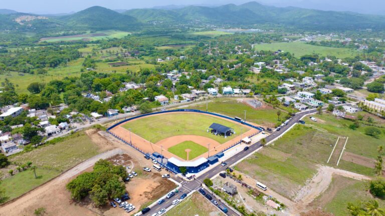 Presidente Abinader inaugura campo de béisbol Nelson Mateo en Pizarrete, Peravia, tras 26 años de espera; impactará a unas cinco mil personas