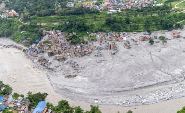 Se eleva a 1,344 los muertos por riada en Nepal; continúan operaciones de rescate y búsqueda