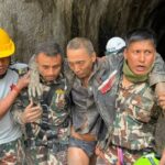 Rescatan con vida a un ciudadano chino y mujer de 64 años, en Nepal tras once días de la riada