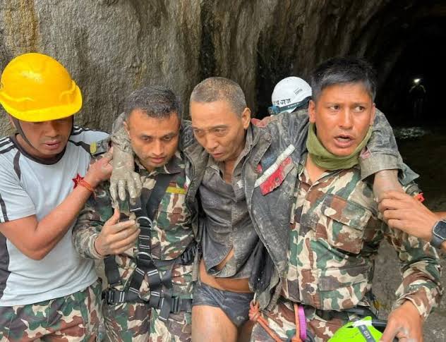 Rescatan con vida a un ciudadano chino y mujer de 64 años, en Nepal tras once días de la riada