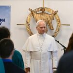 El papa pide «honrar la dignidad de cada hermano» al visitar un centro para migrantes en París