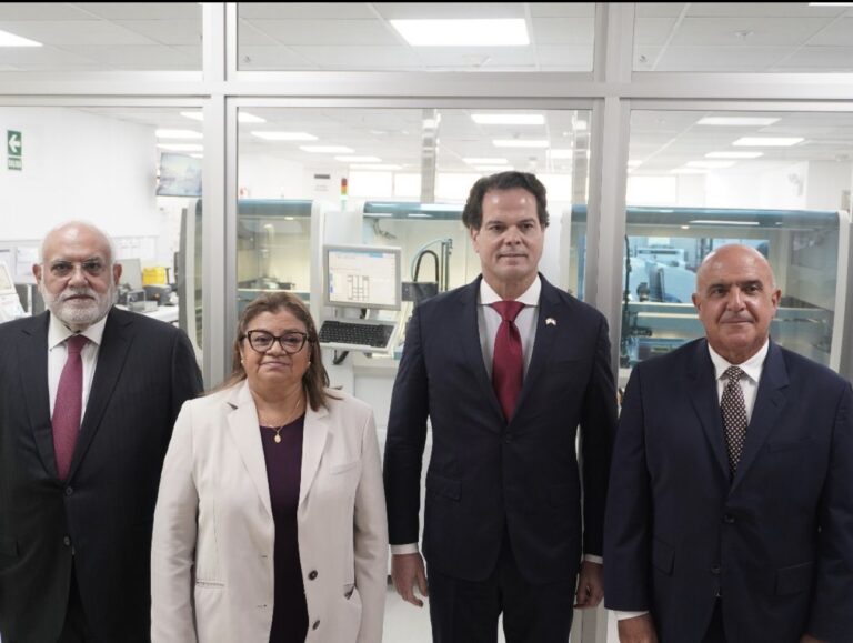Embajador de EEUU en Perú se interesa por conocer gestión de IBT Group en centros salud, visita hospital Alberto Barton