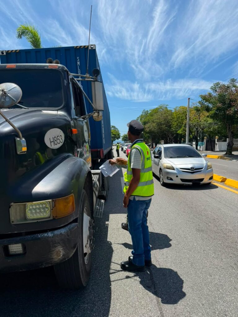 INTRANT, DIGESETT y Obras Públicas fiscalizan 28 vehículos pesados por circular sin autorización