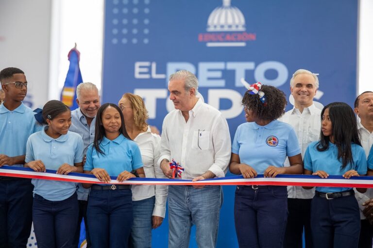 Presidente Abinader inaugura techado de centro educativo en Cambita
