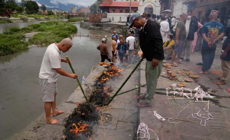 Turistas desaparecidos tras inundaciones en Nepal se contactan con las autoridades