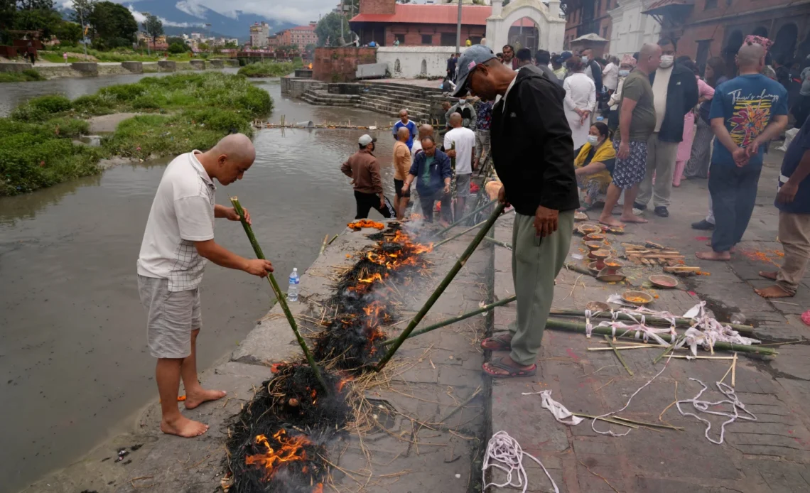 Turistas desaparecidos tras inundaciones en Nepal se contactan con las autoridades