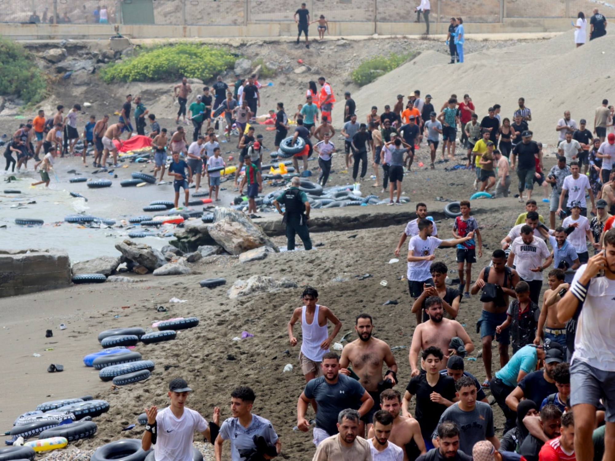 España investiga si entrada masiva de migrantes desde Marruecos a Ceuta fue una acción organizada