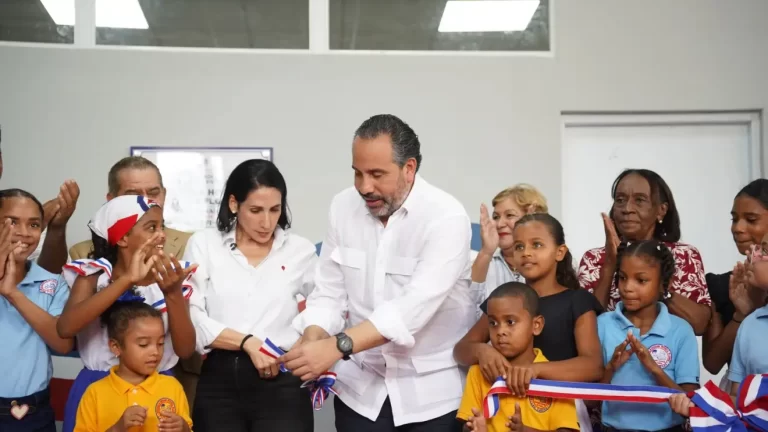 La primera dama Raquel Arbaje y el director ejecutivo del Instituto Nacional de Educación Física, Alberto Rodríguez Mella entregaron un polideportivo en Las Cañitas