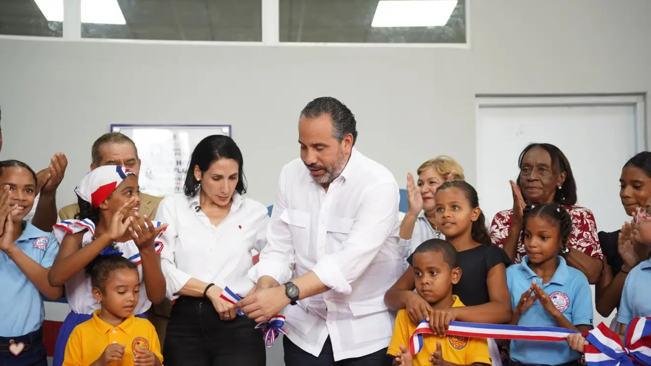 La primera dama Raquel Arbaje y el director ejecutivo del Instituto Nacional de Educación Física, Alberto Rodríguez Mella entregaron un polideportivo en Las Cañitas
