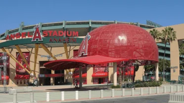 La empresa Kroenke Sports & Entertainment (KSE) encabezado por Stan Kroenke comprará la franquicia de los Angelinos de Los Ángeles