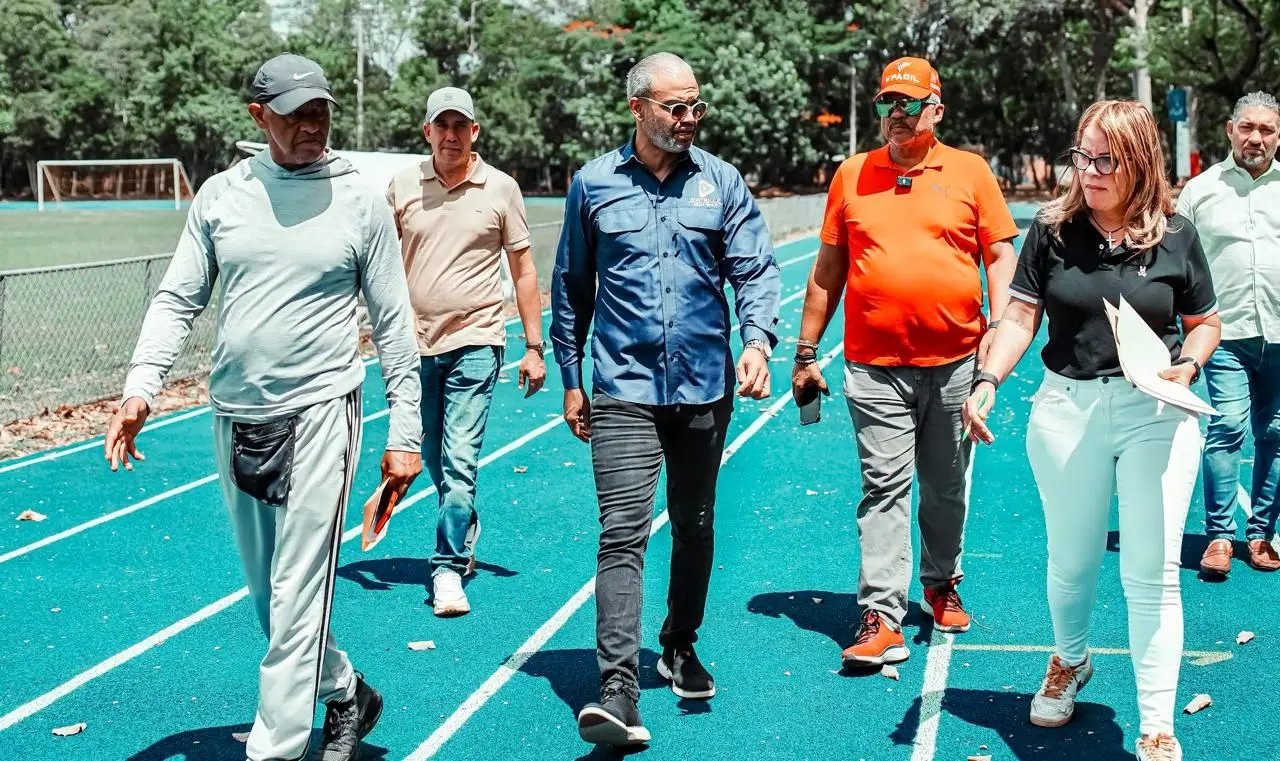 El Instituto Nacional de Educación Física remozó la pista de atletismo de San Francisco de Macorís y se la entregó a un voluntariado que velará por su cuidado