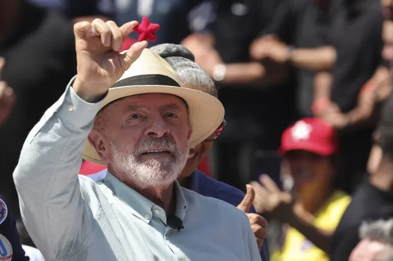 Lula agranda a cinco puntos su ventaja con Flávio Bolsonaro a seis días de las elecciones en Brasil