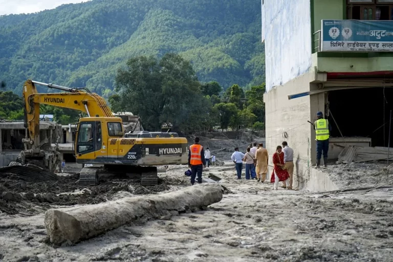 Nepal y China cifran en mil los muertos en la riada y buscan a miles de desaparecidos