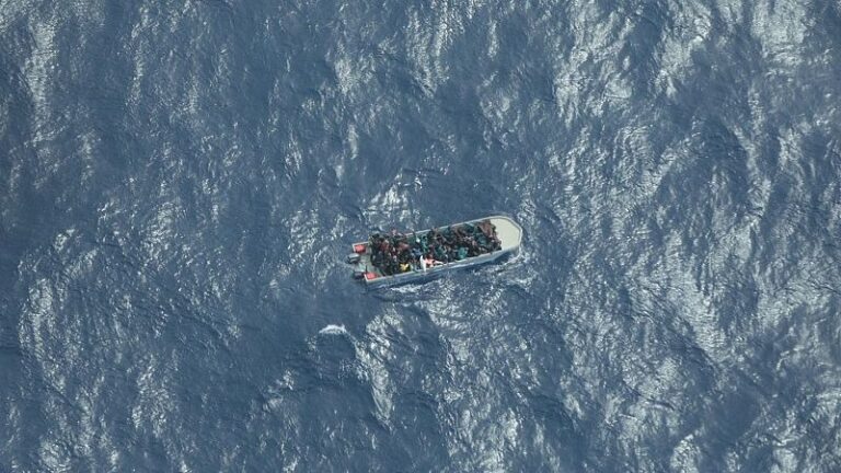 Rescatan a 40 migrantes y recuperan dos cadáveres tras naufragio cerca de Isla Mona