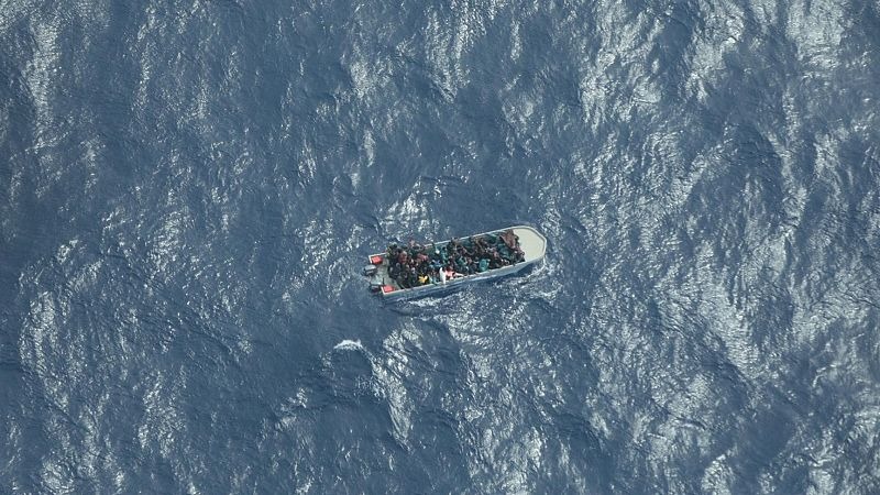 Rescatan a 40 migrantes y recuperan dos cadáveres tras naufragio cerca de Isla Mona