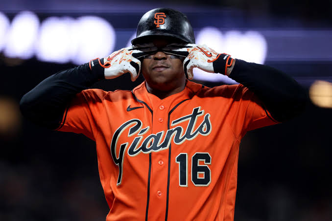 El dominicano Rafael Devers viajó el lunes a Filadelfia para ser evaluado por el doctor William Meyers quien podría operarlo este martes
