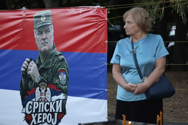 Serbia entierra a Ratko Mladic, el ‘carnicero de Bosnia’, condenado por genocidio