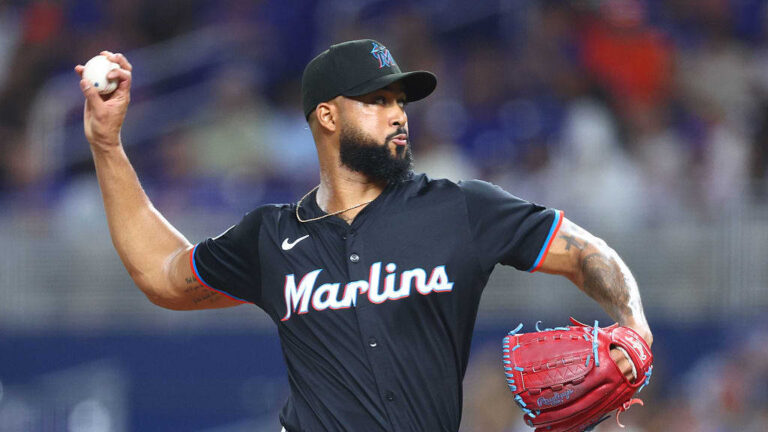 Sandy Alcántara salvó su tercer partido de la temporada en el juego que los Marlins de Miami le ganaron a los Bravos de Atlanta