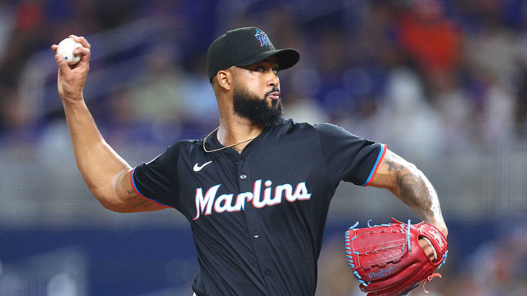 Sandy Alcántara salvó su tercer partido de la temporada en el juego que los Marlins de Miami le ganaron a los Bravos de Atlanta