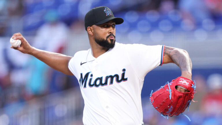 El lanzador dominicano Sandy Alcántara consiguió el primer salvamento de su carrera en la victoria de los Marlins sobre los Diamondbacks de Arizona