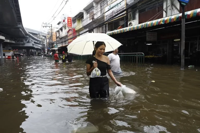 Al menos 19 muertos en las inundaciones de Tailandia, mientras el agua comienza a bajar en Bangkok
