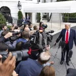 Los tres medios de comunicación vetados por Trump en la Casa Blanca le demandan
