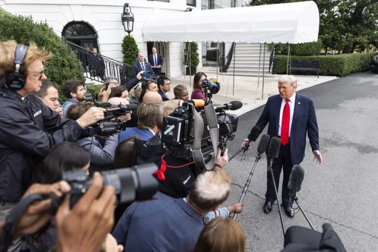 Los tres medios de comunicación vetados por Trump en la Casa Blanca le demandan