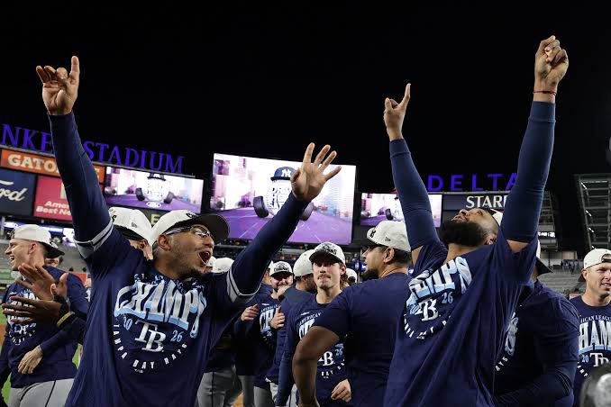 Tampa Bay derrotó al conjunto de los Yanquis de New York en el segundo partido de una doble cartelera y ganó el título de la división Este de la Liga Americana