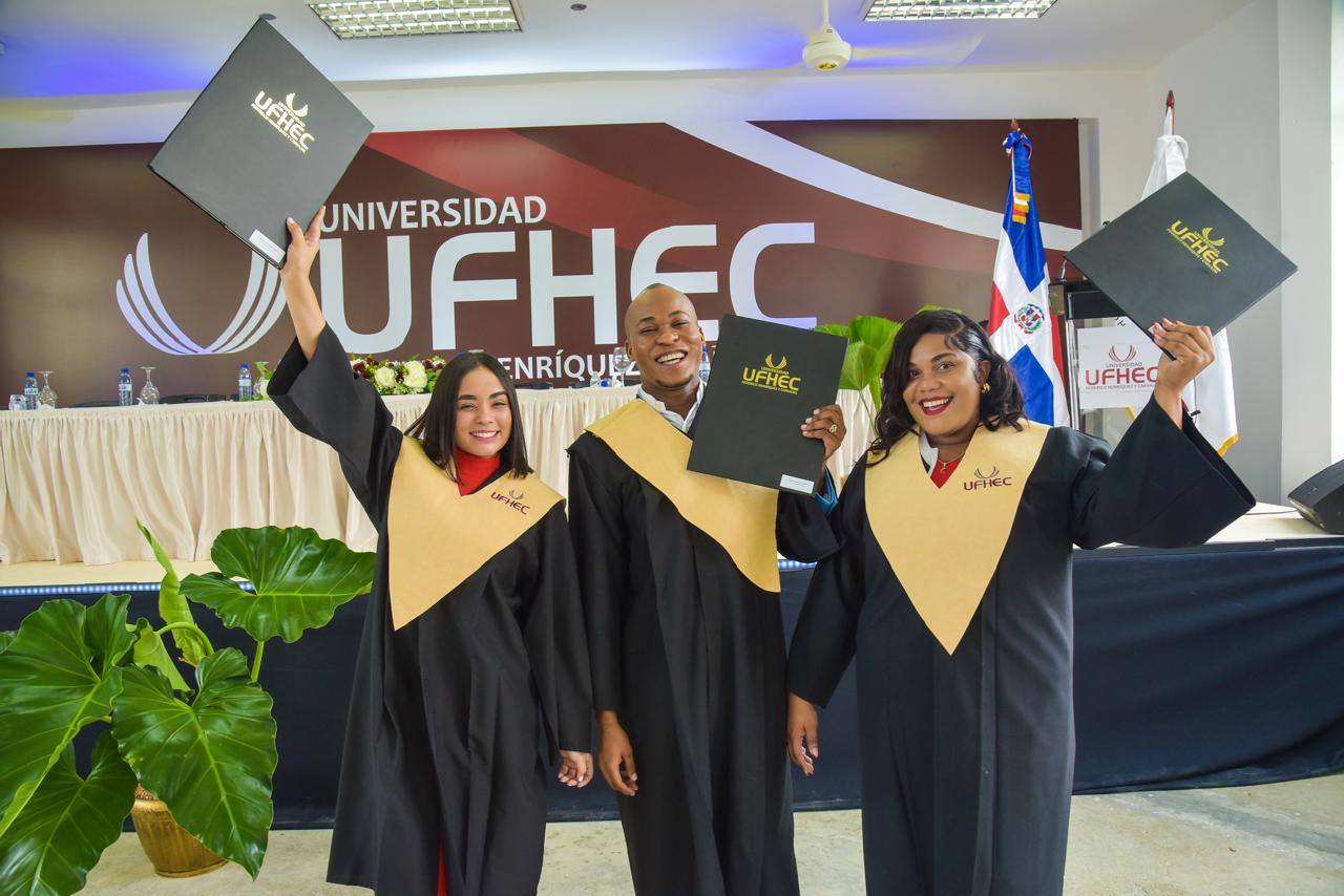 UFHEC gradúa 1,747 nuevos profesionales
